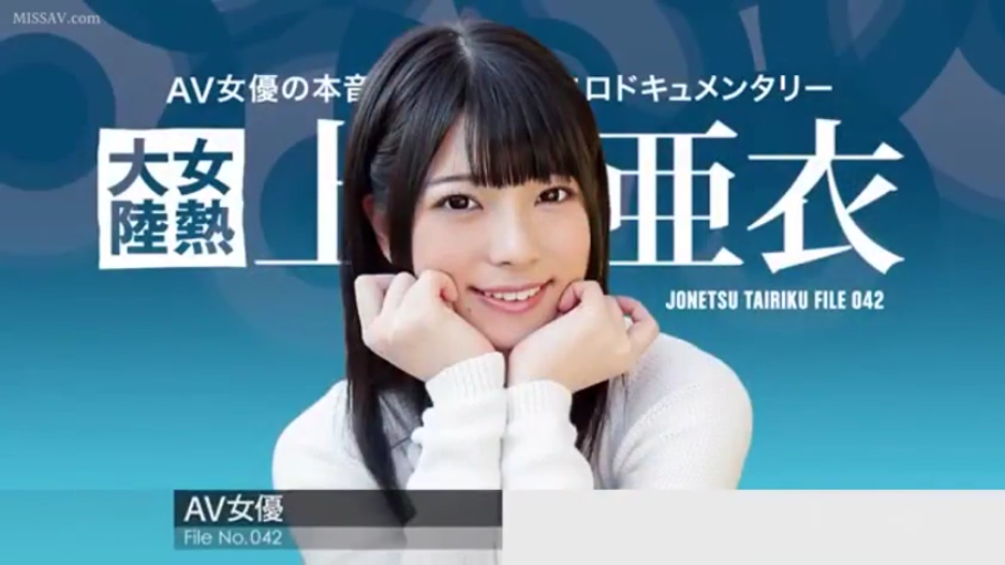 注视镜头 · 头部特写 · 影棚 · 甜美微笑 · 番号封面 · 双手托腮 · 白色长袖毛衣