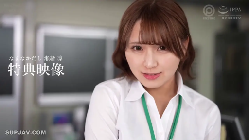 办公室 · 工牌 · 工牌 · 微笑 · 面部特写 · 职场女性 · 注视镜头 · 端坐