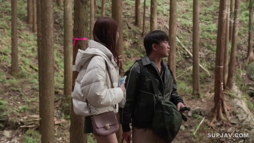 站立 · 提包 · 户外 · 森林 · 微笑表情 · 全景镜头 · 冬季外衣 · 对谈交流