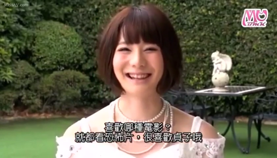 开怀大笑 · 接受采访 · 胸部以上 · 庭院 · 站立正对 · 白色露肩礼服