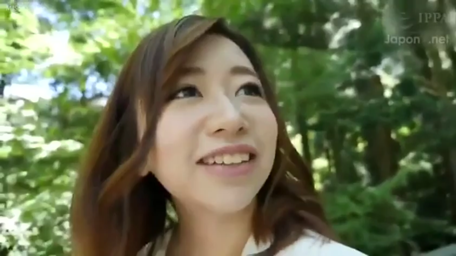 臉部特寫 · 白色襯衫 · 日系风格 · 開心笑容 · 侧向镜头 · 正在说话 · 户外森林