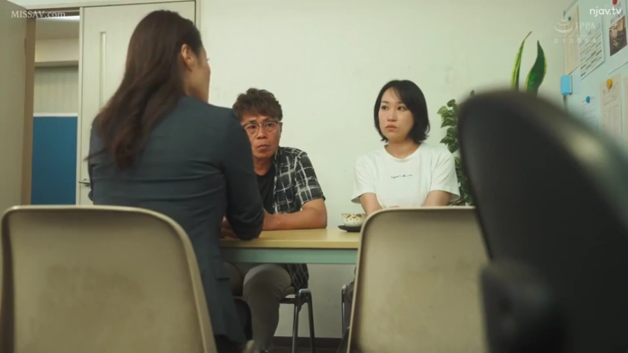 坐姿 · 办公室 · 全景 · 多人场景 · 办公桌椅 · 严肃中性 · 职业装与休闲服 · 交谈会面