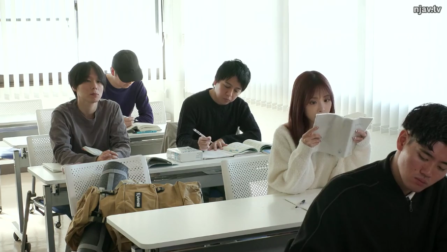 坐姿 · 教室 · 专注 · 中景 · 书籍 · 多人 · 休闲服 · 学习