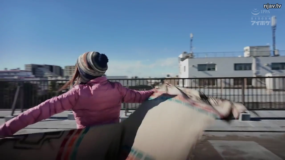 远景 · 粉色羽绒服 · 屋顶