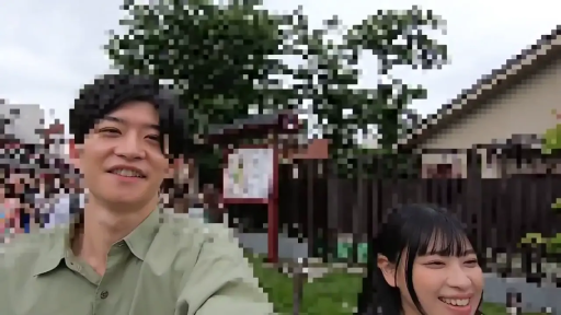 中近景 · 户外约会 · 并排站立 · 漫步 · 背景遮挡 · 休闲绿衬衫 · 公园街道 · 爽朗笑容