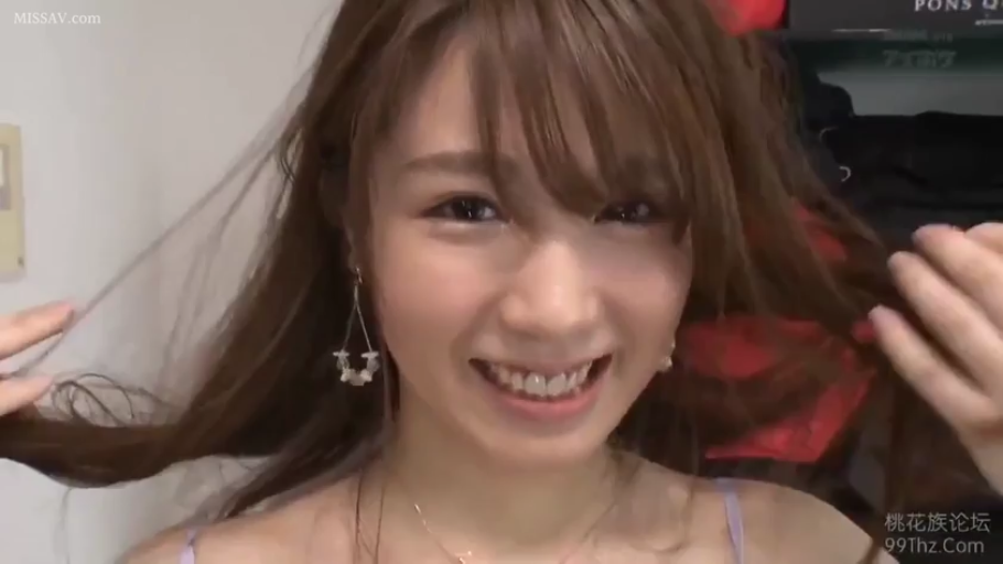 室内 · 脸部特写 · 微笑 · 长发 · 吊带衫 · 正面 · 拨弄头发