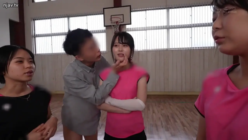 站立 · 中景 · 自然 · 多人 · 运动服 · 体育馆 · 篮球架 · 勾下巴