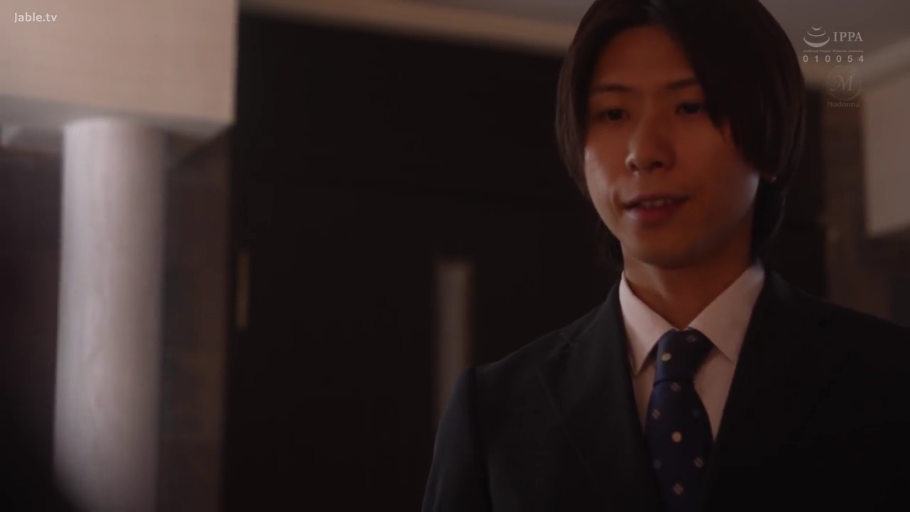 室内 · 严肃 · 站立 · 面部特写 · 西装 · 注视行为 · 男性镜头