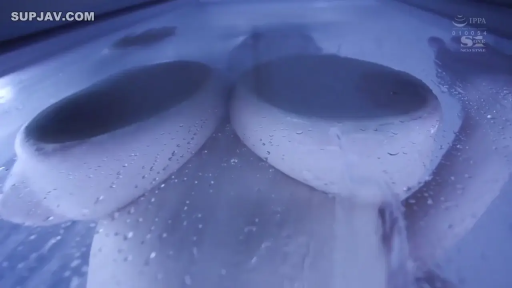 胸部特写 · 裸体 · 身体展示 · 水下视角 · 透明玻璃 · 浴缸水下 · 挤压贴合
