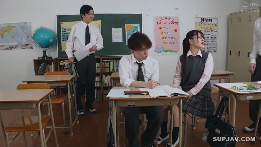 室内 · 面部特写 · 多人 · 黑色吊带 · 围坐 · 被牵引 · 屈服 · 红绳项圈