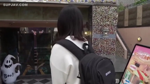 街采 · 脸部特写 · 站立 · 街头 · 背包 · 生活化 · 眯眼笑 · 白色卫衣