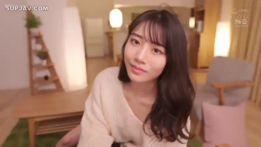 座り姿勢 · 顔 · カメラに向かって · デスクライト · リビング · 温柔 · 淡い色のセーター · 居家背景