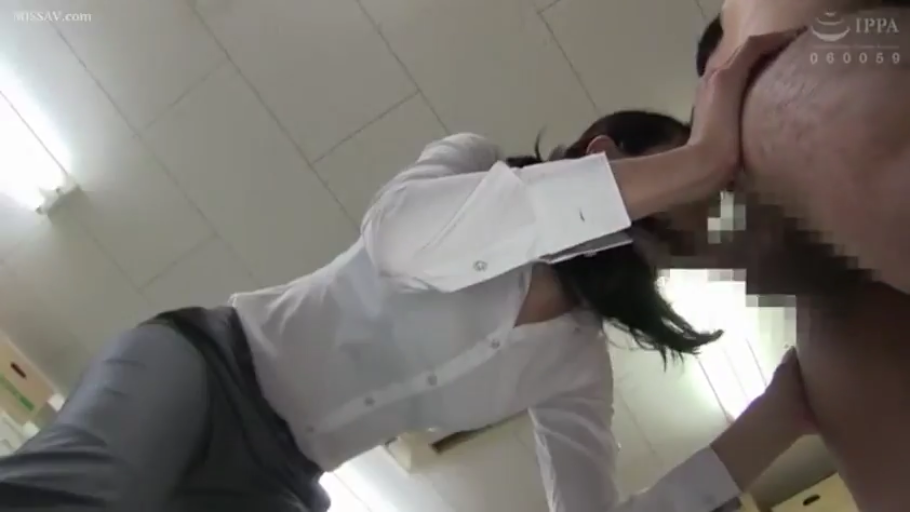 专注 · 办公室 · 职业装 · 灰色职业裙 · 口交行为 · 跪俯姿势 · 手部及私处区域