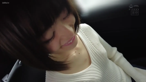 座り姿勢 · 顔部のクローズアップ · 车内 · 恥ずかしげな微笑み · 白色针织衫 · 低头看