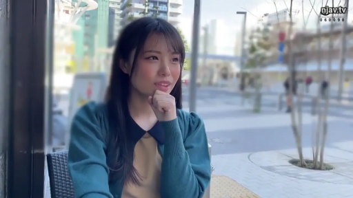 坐姿 · 愉悅 · 中景 · 街道 · 访谈 · 针织开衫 · 黑发