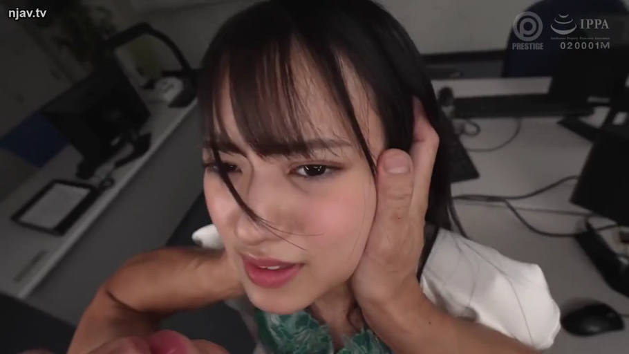 坐姿 · 低头 · 办公室 · 乳房 · 俯拍视角 · OL制服 · 玩弄胸部 · 鼠标