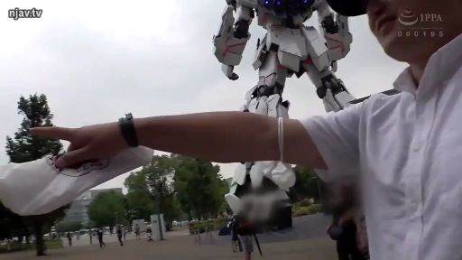 侧面 · 站立 · 微笑 · 白色衬衫 · 户外 · 指引 · 户外系列 · 机器人