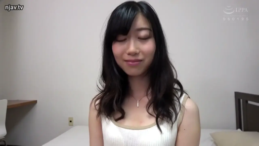 坐姿 · 卧室 · 面部特写 · 白色无袖背心