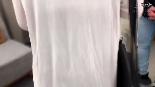 室内 · 站立 · 站姿 · 水印 · 白色T恤 · 背部特写 · 黑色挎包