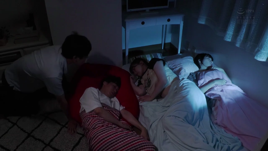 寝室 · 全景 · 目を閉じて · 布団 · 睡衣 · 躺卧 · 夜间 · 偷看