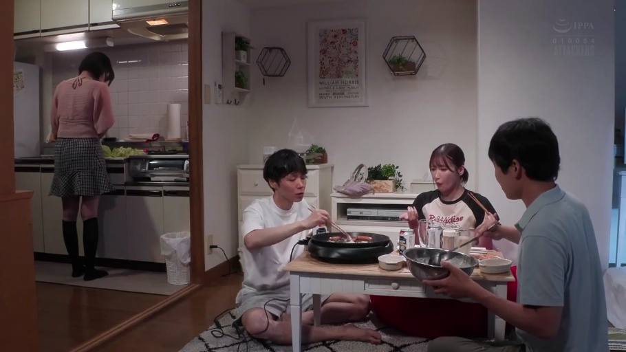 坐姿 · 全景 · 自然 · 客厅 · 居家 · 休闲服 · 用餐 · 餐具