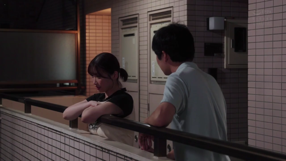 会話 · 中景 · カジュアルウェア · 欄干 · 寄りかかる · 夜晚 · ためらい · 室外廊道