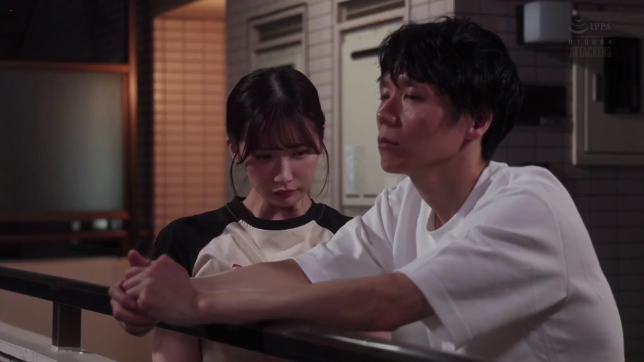 真剣 · 屋外 · 欄干 · 休闲服 · 牵手 · 依靠