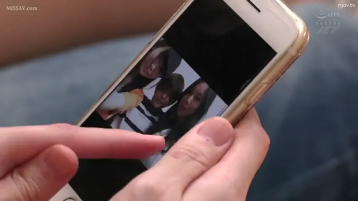 室内 · カジュアルウェア · 特写 · 携帯電話 · 閲覧 · 持物