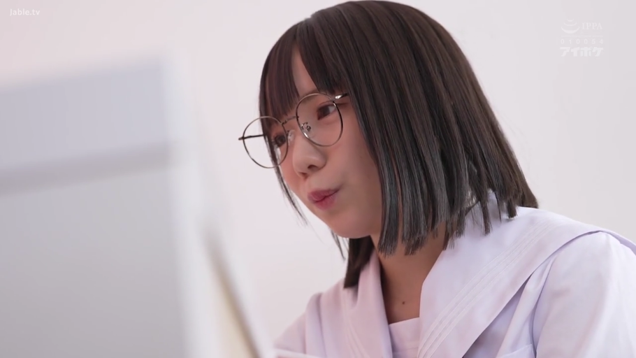 床上 · 侧卧 · 腋下 · 灰色吊带 · 静卧 · 腋部特写