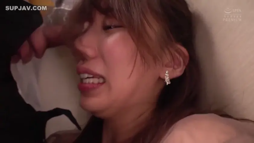 室内 · 凌乱 · 面部特写 · 痛苦 · 卧姿 · 哭泣 · 耳坠 · 浅色上衣