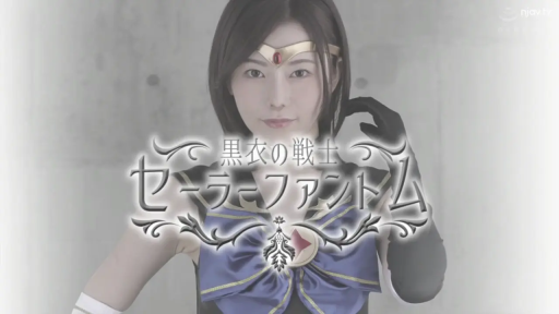 微笑 · 半身 · 注视镜头 · 摄影棚 · 头饰 · 日文字幕 · 角色扮演服 · 正面站姿