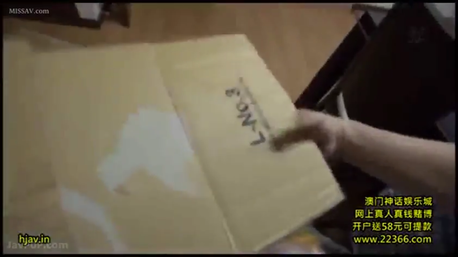 Indoor · Everyday clothes · 手部特写 · 手持 · 拆箱