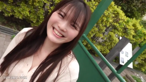 面部 · 站立 · 户外 · 米色衬衫 · 对镜微笑 · 露齿大笑 · 生活照风格