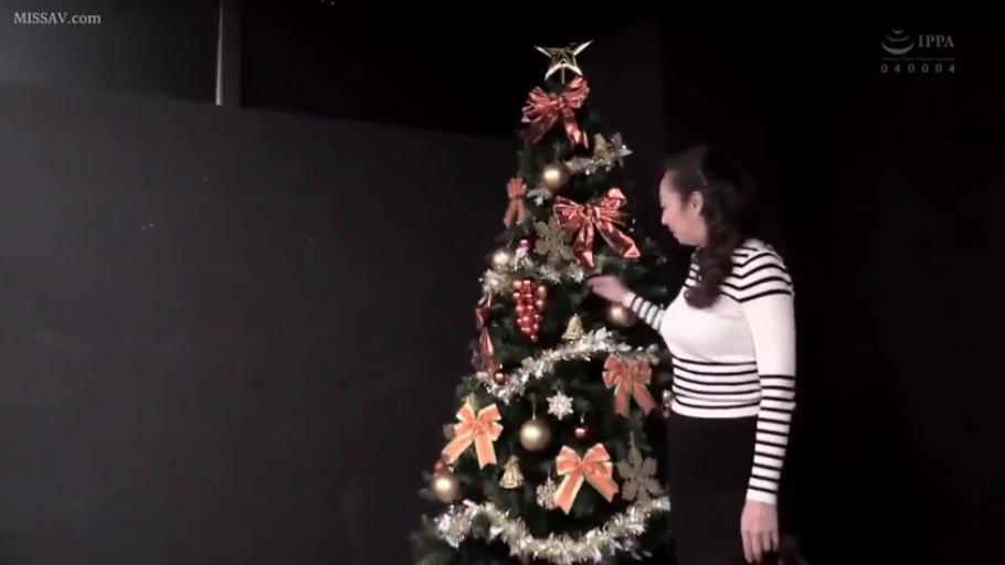 专注 · Stand · Medium shot · Studio · 装饰 · Striped Long Sleeve · 圣诞树 · 圣诞节