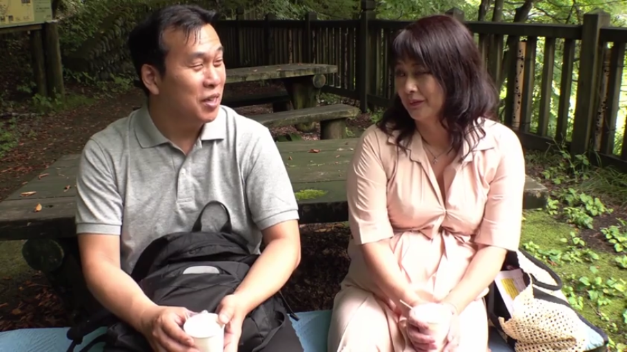 交谈 · 中景 · 自然 · 公园 · 编织包 · 并排坐姿 · 灰色POLO衫 · 中年男女