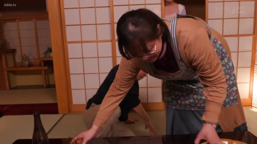 坐姿 · 严肃 · 中景 · 谈话 · 茶杯 · 和式房间 · 围裙 · 家庭剧情