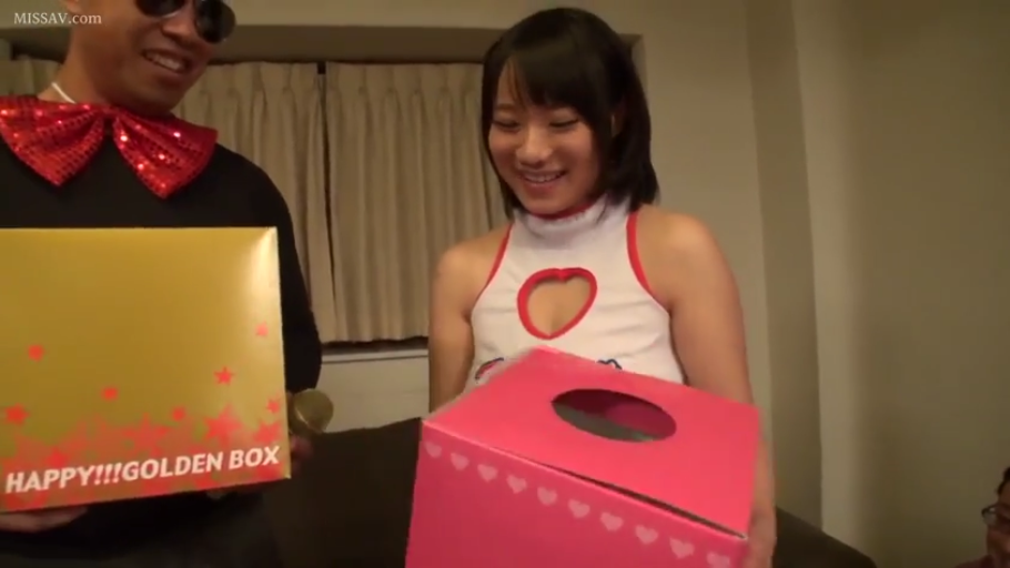 站立 · 中景 · 室内房间 · 开心 · 展示道具 · 抽奖箱 · 爱心镂空背心 · 综艺环节