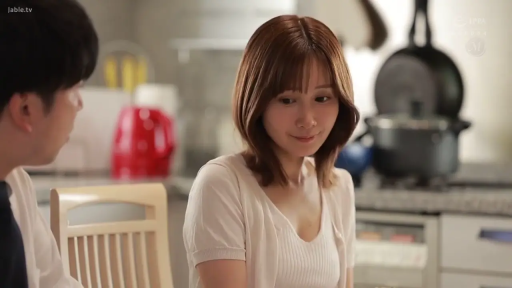 座り姿勢 · 微笑 · 半身 · 居家 · 注視 · キッチン · 白色开衫 · 餐具