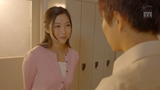 温柔 · 粉色针织开衫 · 更衣室 · 储物柜 · 胸部以上特写 · 剧情对话 · 站立姿态 · 对谈交流