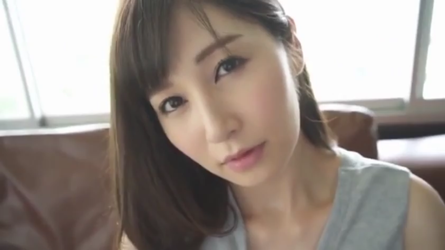 Indoor · Close-up of the face · Hazy · Gray vest · Eye contact · 长发 · Lean forward