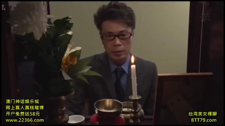 室内 · 坐姿 · 严肃 · 半身 · 独白 · 西装 · 熟男 · 蜡烛