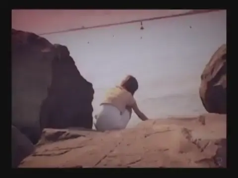 蹲姿 · 遠景 · 观望 · 白色裙装 · 礁石岸边