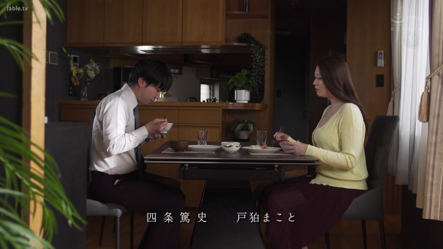 站立 · 微笑 · 上半身特写 · 红色邮筒 · 开朗 · 街拍 · 荧光绿吊带 · 城市街头