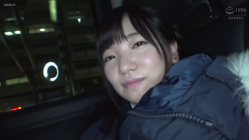 坐姿 · 微笑 · 面部特写 · 注视 · 车内 · 夜景 · 汽车座椅 · 深色羽绒服