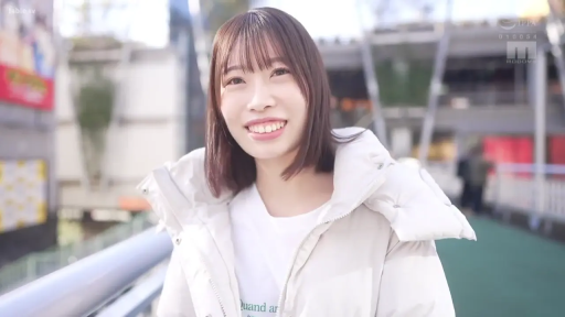 站立 · 微笑 · 面部特写 · 对视 · 短发 · 白色羽绒服 · 户外天桥