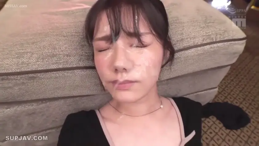 室内 · 顔部のクローズアップ · 仰向け · 黑色上衣