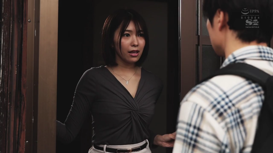 开门 · 关切 · 站立 · 双肩包 · 半身特写 · 住宅门口 · 灰色V领上衣 · 成人电影片段