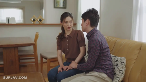 忧郁 · 沙发 · 客厅 · 休闲装 · 并排坐 · 交流 · 生活场景