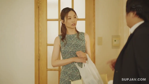 室内 · 交谈 · 站立 · 半身 · 碎花连衣裙 · 凝重 · 塑料袋 · 日常剧情