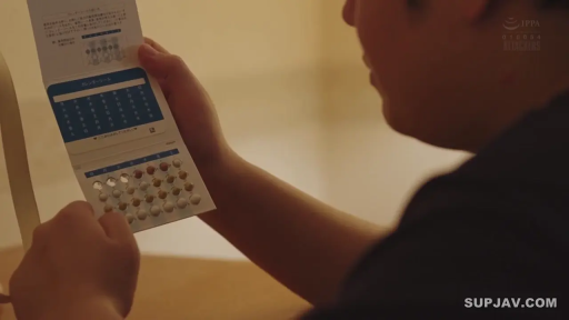 室内 · 休闲装 · 手部 · 中性 · 持有 · 展示避孕药 · 避孕药 · 避孕措施